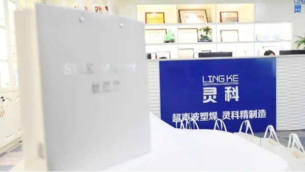 玉鼠辭舊，金牛迎新，靈科年禮賀新春！